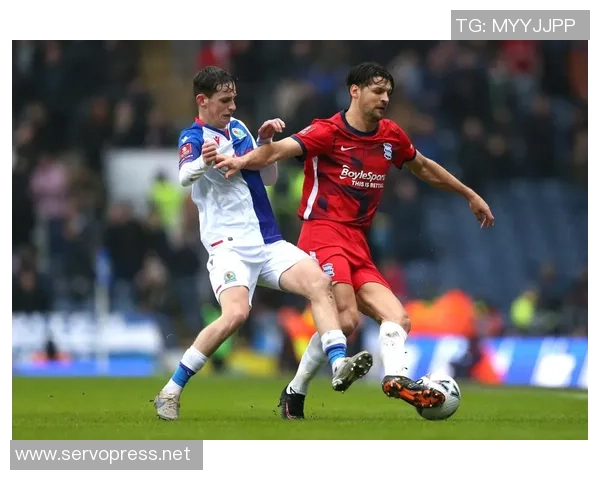 德比队与布莱克本的激烈对决展现英冠赛场的竞争魅力与精彩瞬间 德比队与布莱克本的激烈对决展现英冠赛场的竞争魅力与精彩瞬间